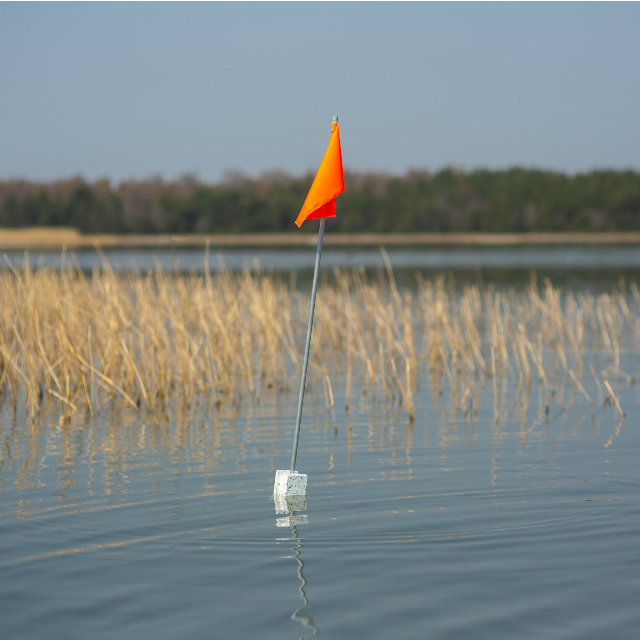 Маркерный буй "SAAREMAA" общая длина 187см до воды 100см, флаг 20x30см